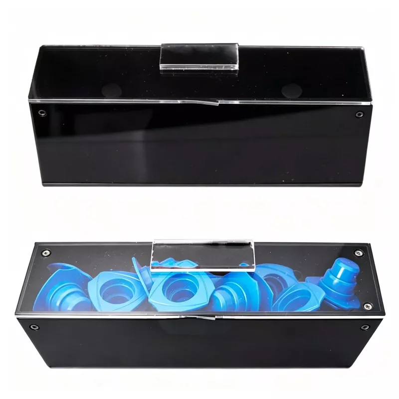 Dispenser con tappo per sistema di tazze di vernice
